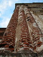 Церковь в Сквозники, колонны в угловых стенах
