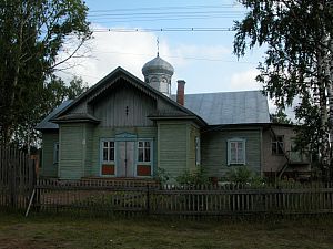 Церковь с зелёными стенами и серой луковкой