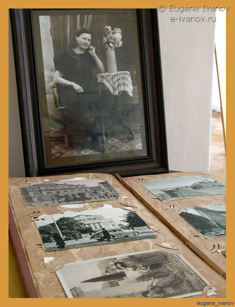 Уголок в музее 'На Каширке', на столике фотография в рамочке с девушкой 50-ых годов, и раскрытый фотоальбом тех лет