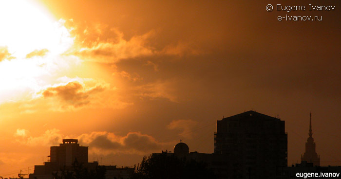 Закат солнца 14 мая 2008 года, виден МГУ, солнце яркое, на фоне дождя