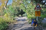 Велодорожка, предупреждающий знак для снижения скорости перед тракторами (-: