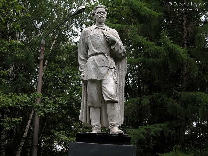 Памятник Максиму Горькому в парке Дубки