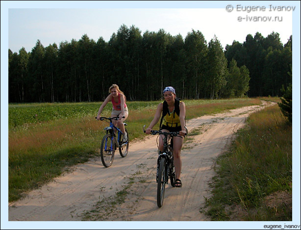 Алёна и Маша на велосипедах