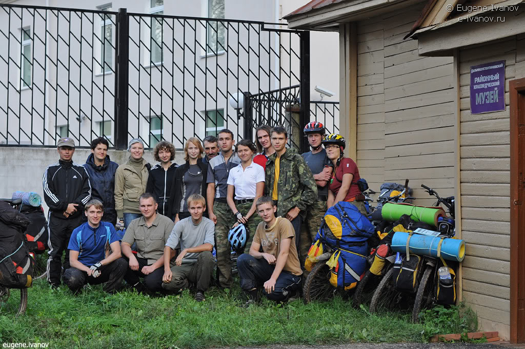 Общий снимок велогруппы Нижегородского велоклуба около музея в Дальнее Константиново