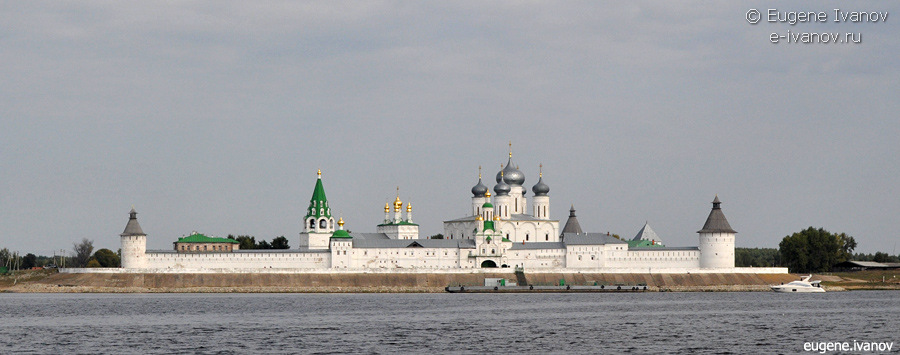 13 сентября 2009 года. Макарьево, монастырь, вид с реки Волга