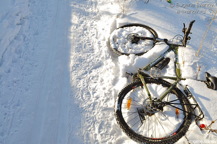 Велосипед устал и валяется в снегу