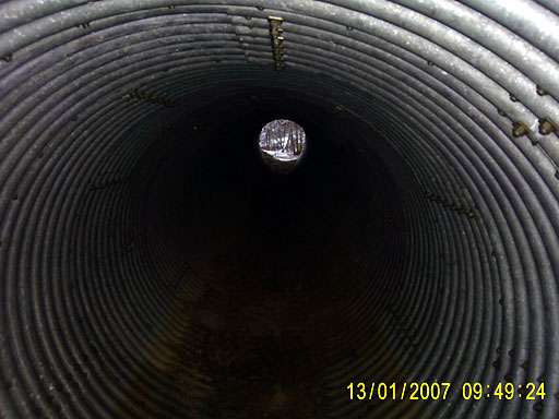 Дюралиминиевая труба внутри горы, по которой проходила узкоколейка. Всего пять труб. Трубы собраны из листов, скреплены болтами. Два метра диаметром,40 Kb